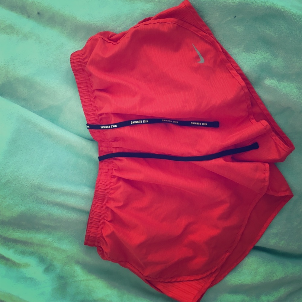 Nike coral shorts✅